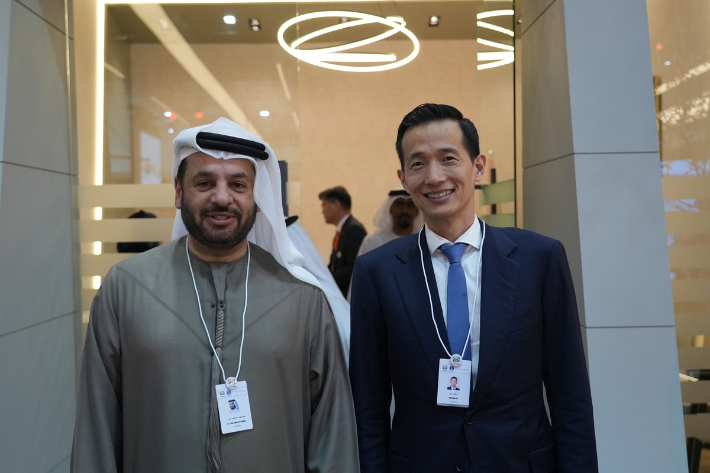 김동관 한화그룹 부회장(오른쪽)이 17일 아랍에미리트(UAE)에서 열린 방위산업 전시회 IDEX 2025에서 파이살 알 반나이 EDGE 그룹 CEO와 면담한 뒤 기념 사진 촬영을 하고 있다. 한화에어로스페이스 제공