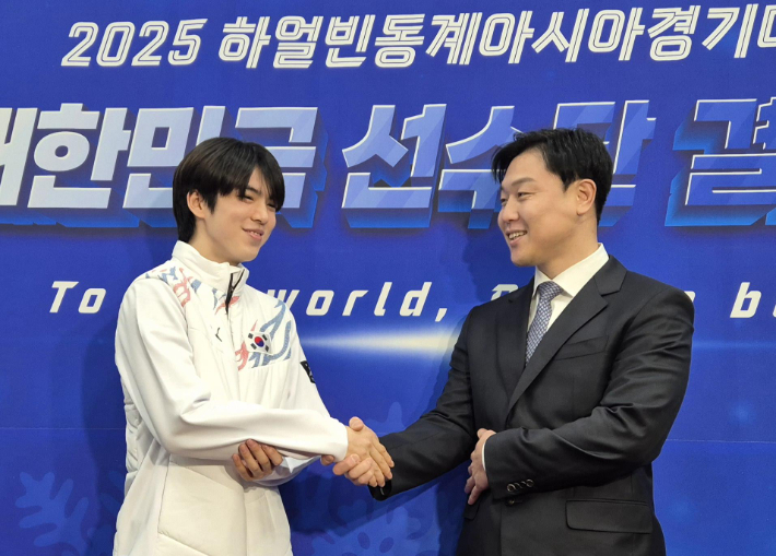 악수하는 차준환, 원윤종. 연합뉴스