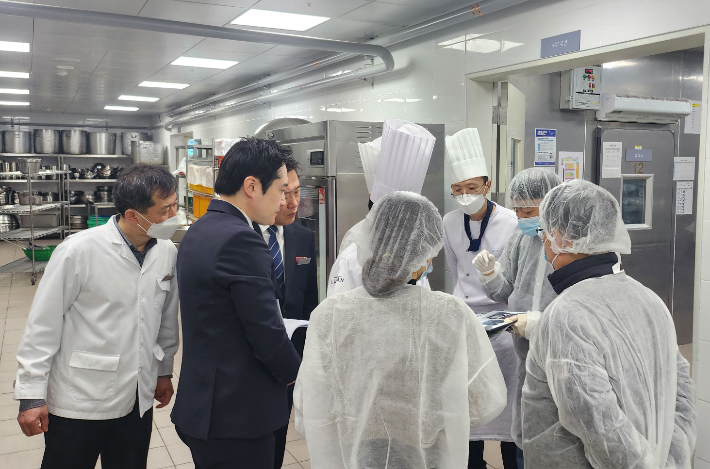 경주시와 대구지방식약청 등 점검반이 지난 11일 지역 식음료시설을 방문해 위생점검을 실시하고 있다. 경주시 제공