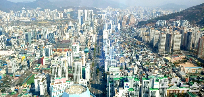 부산지역  건설경기 한파로 건설업계 고용 시장이 빠르게 위축되고 있다. 사진은 부산 도심. 박상희 기자