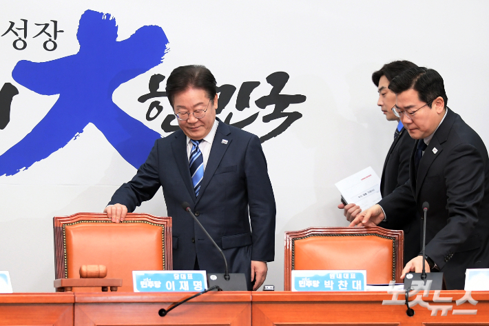 더불어민주당 이재명 대표가 17일 서울 여의도 국회에서 열린 최고위원회의에 참석하고 있다. 윤창원 기자