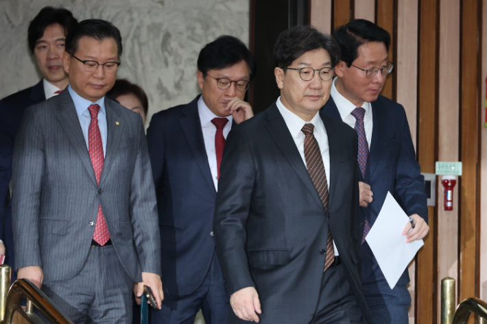 국민의힘 권성동 원내대표가 18일 서울 여의도 국회에서 열린 원내대책회의에 참석하고 있다. 연합뉴스