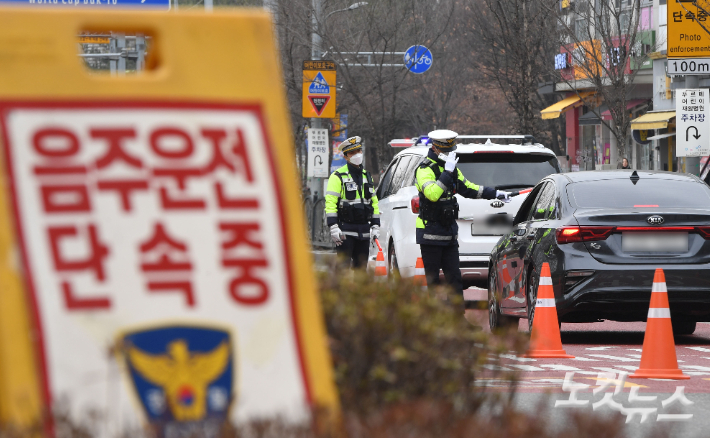 경찰이 음주운전 단속을 실시하고 있다. 황진환 기자