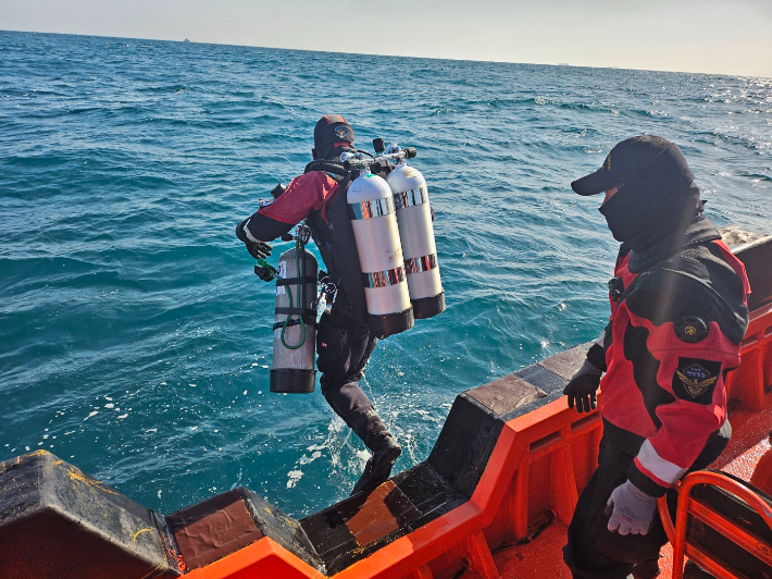 해양경찰 중앙해양특수구조단 수중수색대원이 서경호 침몰 위치에서 심해 수중수색을 위해 입수하고 있다. 여수해경 제공