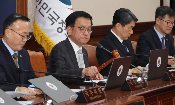 최상목 대통령 권한대행 부총리 겸 기획재정부 장관이 18일 정부서울청사에서 국무회의를 하고 있다. 연합뉴스