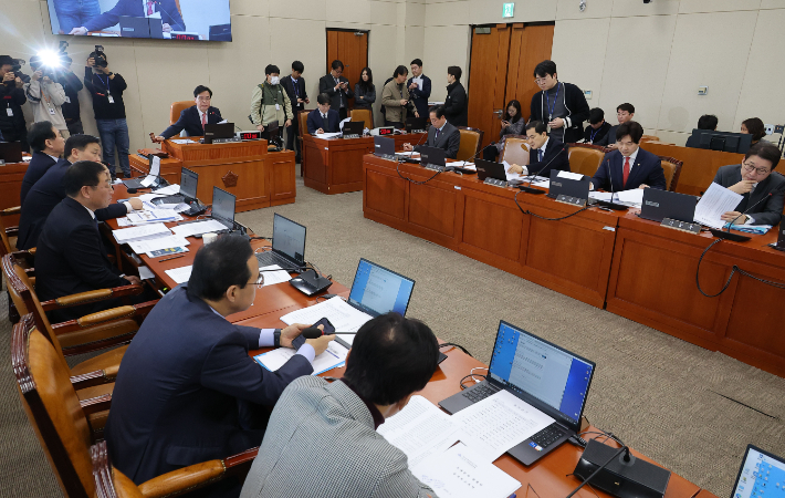 18일 국회에서 열린 기획재정위원회 전체회의에서 송언석 위원장이 의사봉을 두드리고 있다. 연합뉴스