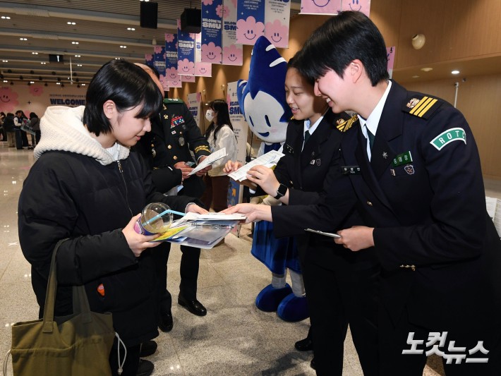 신입생에게 홍보활동 나선 숙명여대ROTC