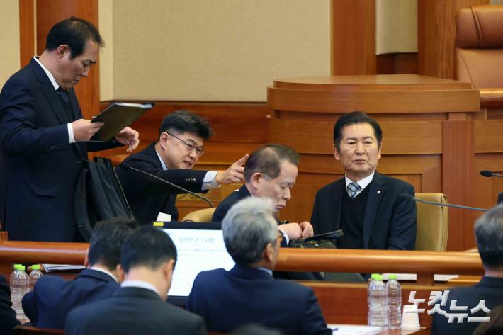 대화하는 국회 측 변호인단