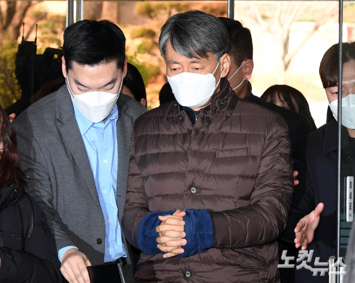 '내란 가담 혐의' 를 받고 있는 조지호 경찰청장이 지난해 12월 13일 오후 서울 서초구 중앙지법에서 열린 영장실질심사(구속 전 피의자 심문)에 출석하고 있다. 황진환 기자