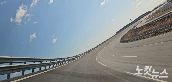 한국테크노링의 시그니처 코스인 고속주회로(High Speed Oval)는 경사로 부분의 기울어진 각도인 뱅크각이 38.87도에 달한다. 인상준 기자