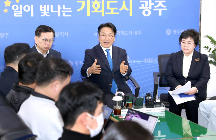 강기정 광주광역시장이 18일 오후 시청 5층 기자실에서 출입기자들과 차담회를 갖고 시정 주요현안 등에 대해 설명하고 있다. 광주광역시 제공