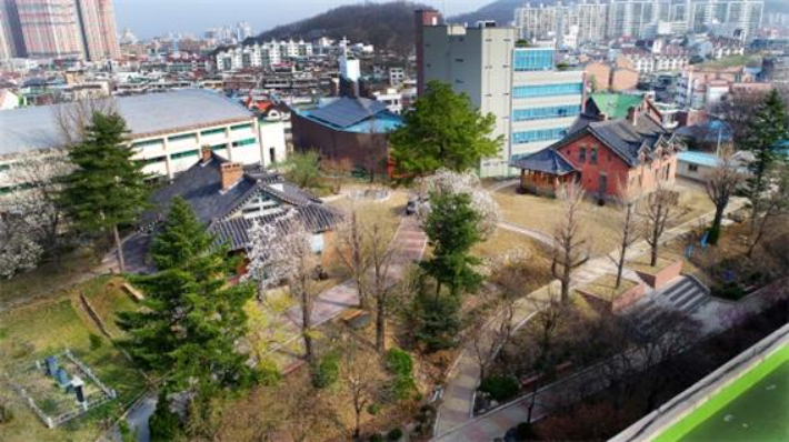 청주 양관은 일신학원 교정에 4채, 밖에 2채가 남아 있다
