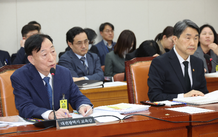 18일 서울 여의도 국회에서 대전 초등생 고 김하늘 양이 피살된 사건과 관련해 현안질의 등을 위해 열린 교육위원회 전체회의에서 설동호 대전시교육감이 의원 질의에 답하고 있다. 연합뉴스
