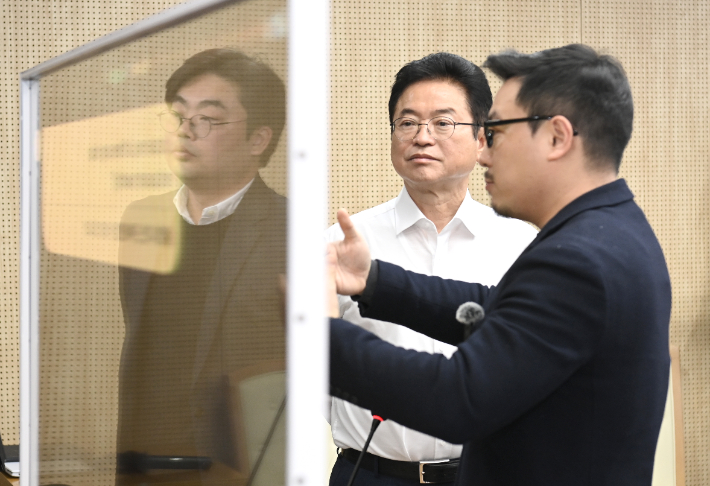 이철우 경북지사가 'APEC 2025 SOM1'에 배치하는 AI 기기를 살펴보고 있다. 경북도 제공