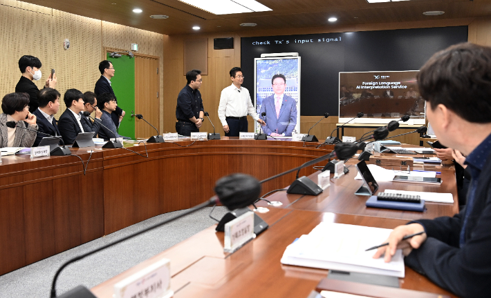 이철우 경북지사가 'APEC 2025 SOM1'에 배치하는 AI 기기를 살펴보고 있다. 경북도 제공