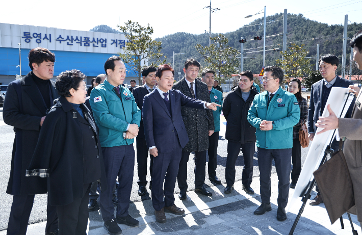 박완수 지사 수산식품산업 거점센터 점검. 경남도청 제공 