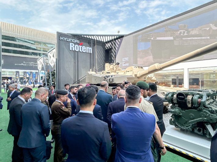 아랍에미리트 아부다비에서 개막한 IDEX 2025 전시관. 현대로템 제공 