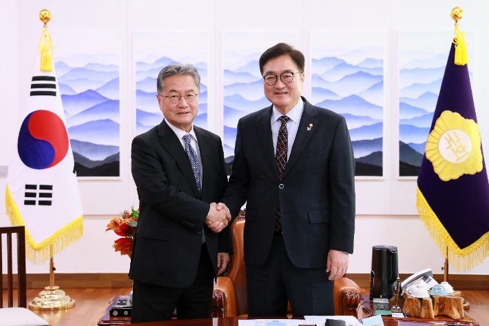 우원식 국회의장이 18일 국회 의장집무실에서 조셉 윤 주한미국대사대리를 접견하고 있다. 국회의장실 제공