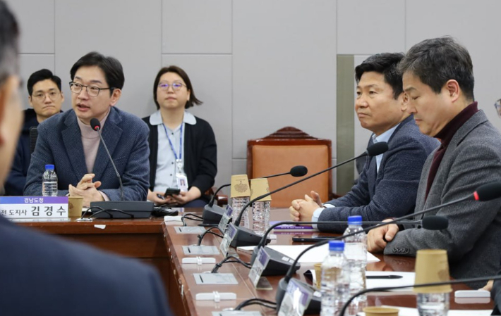 더불어민주당의 잠재적 차기 대선주자로 거론되는 김경수 전 경남지사가 18일 서울 여의도 국회 의원회관에서 열린 '행정수도 세종 이전의 추진방안과 과제 토론회'에서 발언하고 있다. 연합뉴스