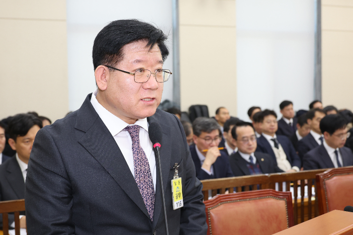 18일 서울 여의도 국회에서 열린 행정안전위원회 전체회의에서 경찰청장 직무대행를 맡은 이호영 경찰청 차장이 인사말을 하고 있다. 연합뉴스