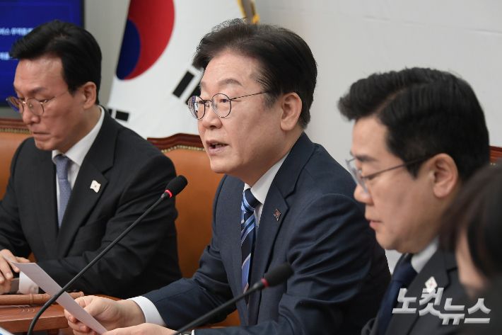 더불어민주당 이재명 대표가 17일 서울 여의도 국회에서 열린 최고위원회의에서 모두발언을 하고 있다. 윤창원 기자