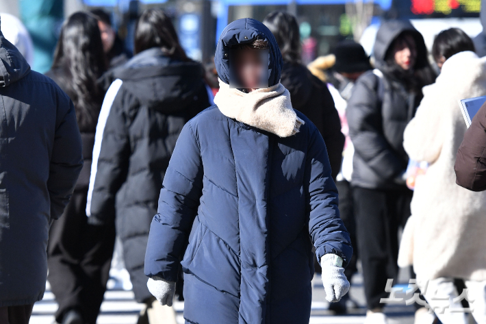 추위 속 시민들이 발걸음을 재촉하고 있다. 류영주 기자
