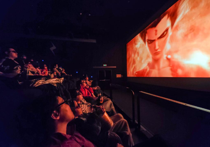 베이징의 한 영화관에서 관람객들이 너자2를 4D 버전으로 관람하고 있다. 신화통신 홈페이지 캡처