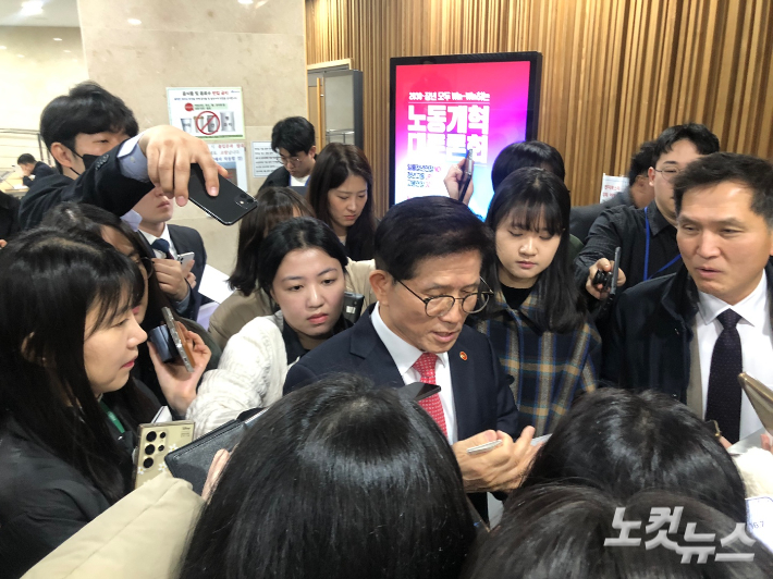 김문수 고용노동부 장관이 19일 국회의원회관 제1세미나실 문 앞에서 취재진의 질문에 답하고 있다. 이은지 기자