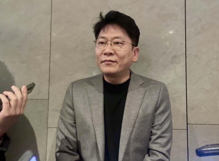 김동명 LG에너지솔루션 최고경영자가 19일 서울 서초구 JW메리어트 호텔에서 열린 협회 이사회에 앞서 취재진 질문에 답하고 있다. 연합뉴스