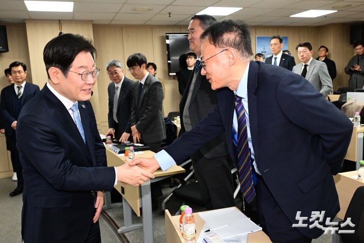 이재명 더불어민주당 대표가 19일 서울 마포구 한국방위산업진흥회에서 열린 