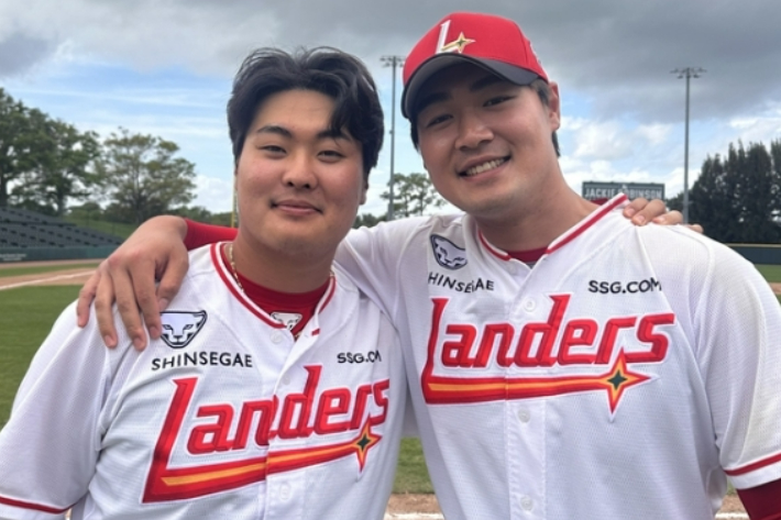 홍백전 MVP로 뽑힌 고명준(왼쪽)과 전영준. SSG 랜더스 제공