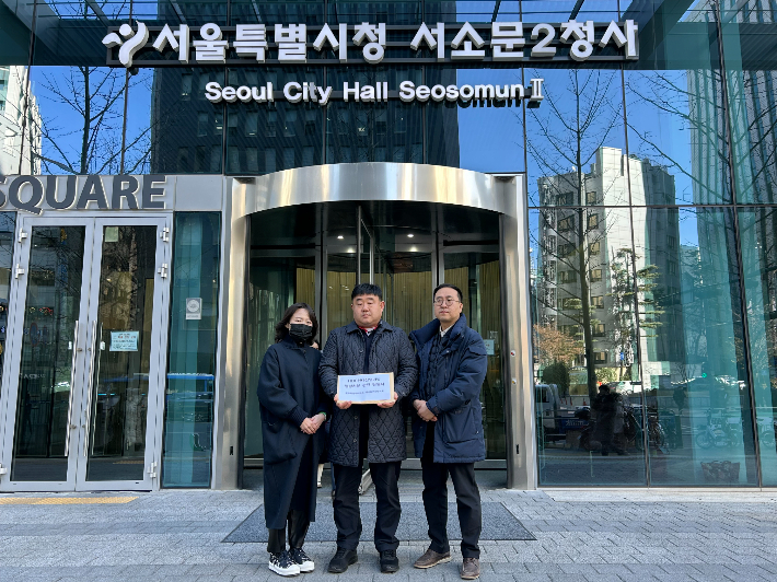 광주 화정아이파크 입주예정자협의회가 19일 오후 2시 서울시청을 방문해 시공사인 HDC현대산업개발에 대한 선처를 호소하는 탄원서를 제출했다. 자료사진