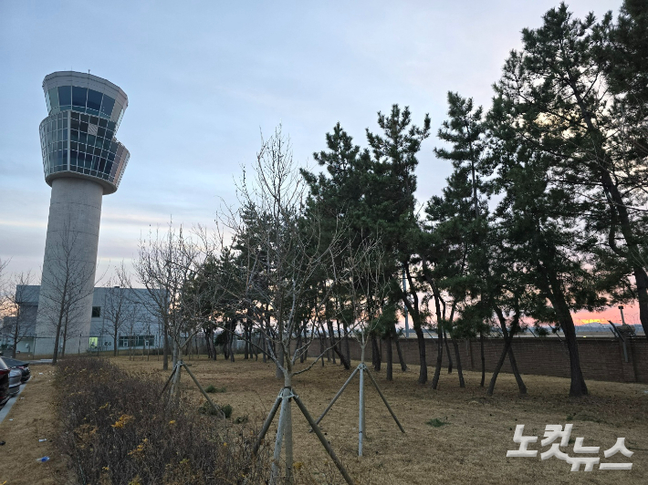 무안국제공항 관제탑과 활주로 담장. 고영호 기자