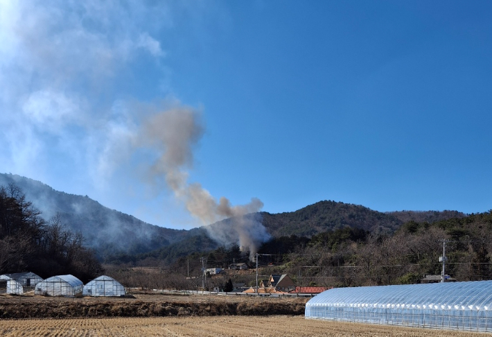 19일 오후 1시 53분쯤 고성군 현내면 산학리 한 야산에 불이 나 10여분 만에 진화됐다. 동부지방산림청 제공