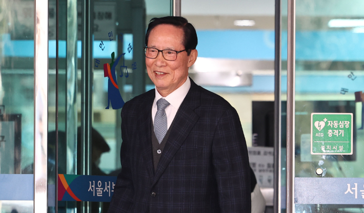 국군기무사령부(기무사·현 군사안보지원사령부)의 '계엄 문건'과 관련해 군 간부들에게 거짓 서명을 강요한 혐의로 재판에 넘겨진 송영무 전 국방부 장관이 19일 서울 마포구 서울서부지방법원에서 열린 '직권남용권리행사방해 혐의' 관련 1심 선고 재판을 마친 뒤 법원 청사를 나서고 있다. 연합뉴스