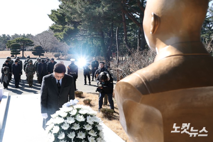 우원식 국회의장이 19일 경북 포항시 해병대 제1사단 본부에 방문해 고 채수근 상병을 추모 및 헌화를 하고 있다. 2025.02.19 국회사진기자단