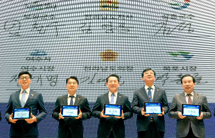 김영록 전라남도지사가 19일 보성 문화예술회관에서 열린 '전남 SOC 구축 대도약의 시대 실천 결의대회'에서 시장·군수들과 전남도 미래 100년을 이끌 핵심 SOC사업을 국가계획에 반영하기 위한 실천결의를 하고 있다. 전남도 제공