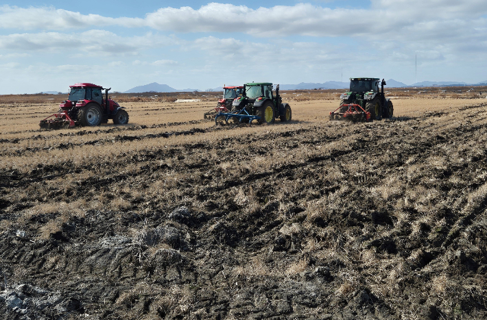 왕우렁이 월동 피해 예방-논 깊이갈이 시연 장면. 전남도 제공