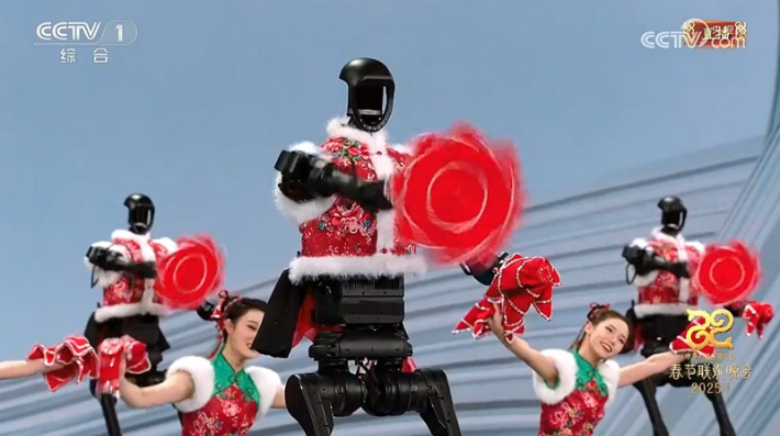 춘제 갈라쇼에서 군무를 펼치는 중국 스타트업 유니트리의 휴머노이드 로봇. CCTV 홈페이지 캡처