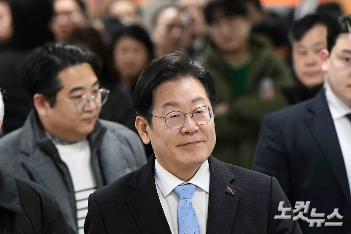 이재명 더불어민주당 대표가 19일 오후 서울 서초구 서울고등법원에서 '고 김문기·백현동 허위 발언 공직선거법 위반 혐의' 관련 항소심 4차공판에 출석하고 있다. 박종민 기자