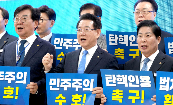 김영록 전남도지사가 19일 오후 보성 봇재홀에서 열린 '전남시장·군수협의회'에서 시장·군수들과 대통령 탄핵을 촉구하는 결의를 하고 있다. 전남도 제공