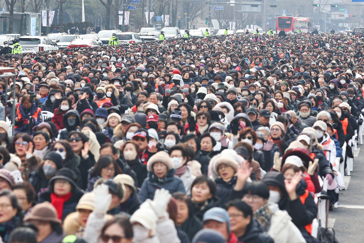 광화문 전국주일 연합예배     (서울=연합뉴스) 서대연 기자 = 서울 종로구 세종대로에서 열린 광화문 전국 주일 연합예배에서 신도들이 전광훈 사랑제일교회 목사의 발언을 듣고 있다.  2025.2.16     dwise@yna.co.kr (끝)   <저작권자(c) 연합뉴스, 무단 전재-재배포, AI 학습 및 활용 금지> 연합뉴스