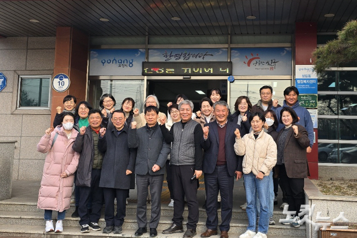 포항의료돌봄지원단(단장 안상구, 앞줄 오른쪽 세번째)은 15일 포항시 남구 청림동행정복지센터 2층에서 '찾아가는 의료서비스' 활동을 펼쳤다. 유상원 아나운서