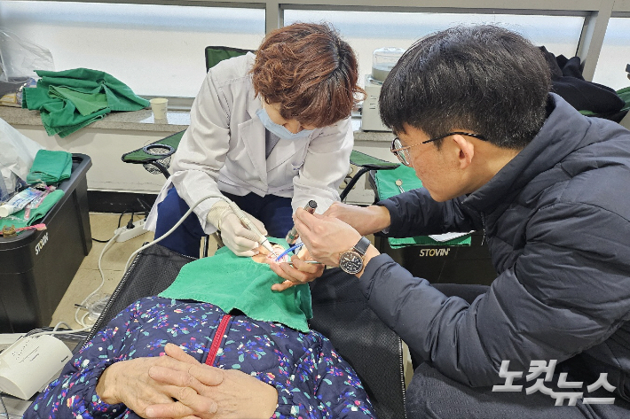 의료봉사에 참여한 어르신이 치과 진료를 받고 있다. 포항의료돌봄지원단 제공