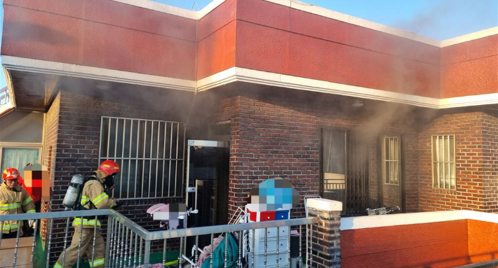 출동한 소방관들이 주택화재를 진화하고 있다. 경북소방본부 제공