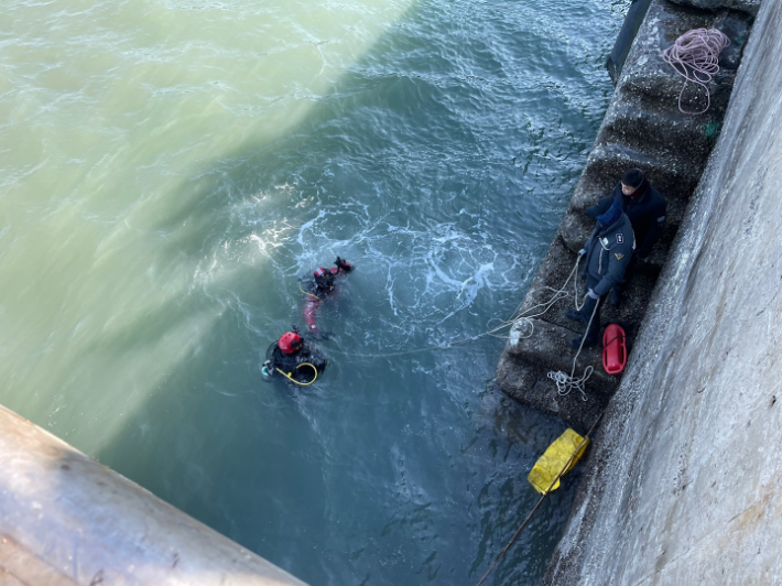 서천 마량진항에서 추락차량 수중수색중인 보령해경 구조대. 보령해경 제공