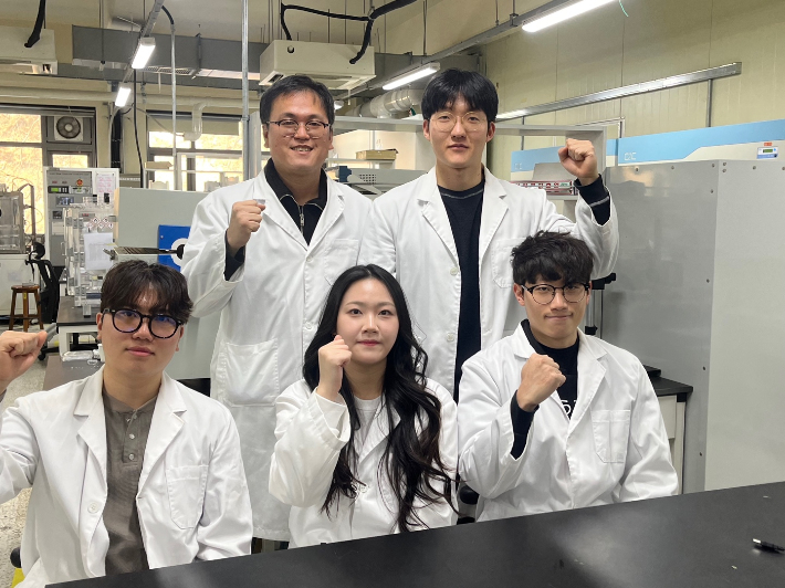한국기술교육대 에너지신소재공학과 심영석 교수, 학부생 박준하, 신도현, 이은솔, 염동욱 학생(상단 왼쪽부터 시계방향). 한기대 제공