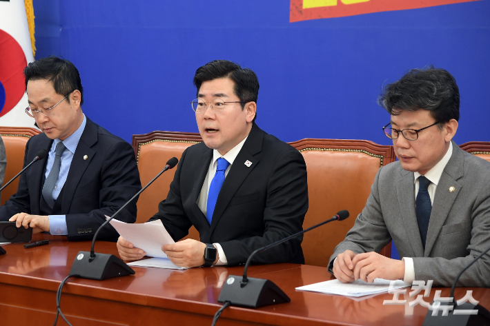 더불어민주당 박찬대 원내대표가 20일 서울 여의도 국회에서 열린 정책조정회의에서 발언을 하고 있다. 윤창원 기자