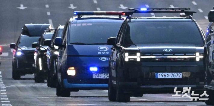 법원 향하는 윤석열 대통령 호송 행렬