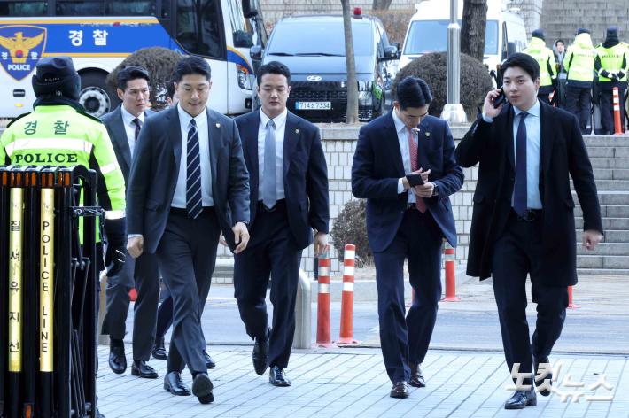 윤석열 대통령의 형사재판 첫 공판준비기일 법원 들어서는 경호원들